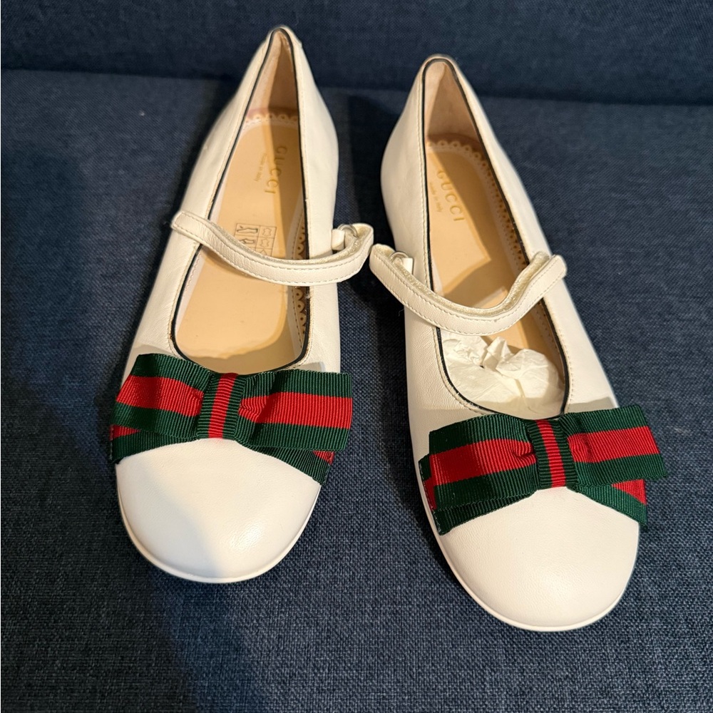 Gucci White Leather Flats with Signature Bow